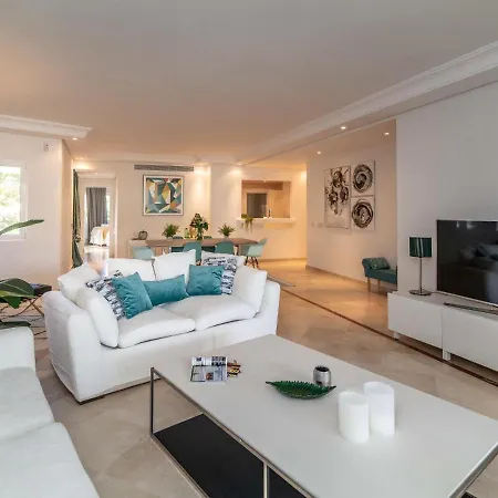 Apartment Vacation Marbella: Beachfront Retreat With Puerto Banus Access *