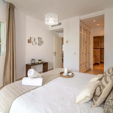 Vacation Marbella: Beachfront Retreat With Puerto Banus Access Apartment *